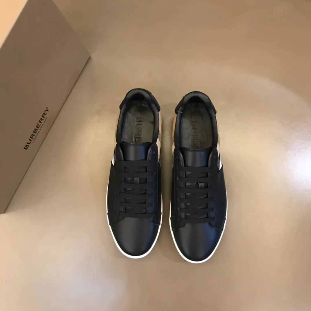 p400 "BURBERR*" men's classic low-top sneakers are reinterpreted in Vintage checkered cotton and cowhide materials, decorated with a new brand logo. First-layer sheepskin lining, embossed Burberry logo on the heel, and original TPU outsole! Size: 38-44 (45 customized) No. 068